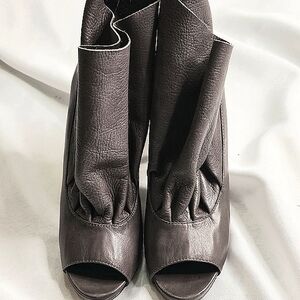 Elegant Brown Women's Boots